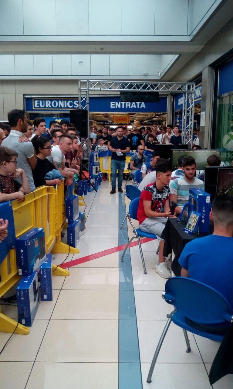 Il pubblico attorno alle postazioni — Roma · Euronics
