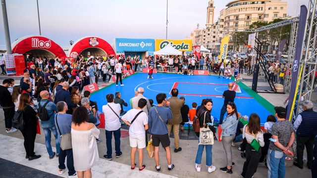 Tappa del tour Iliad in piazza — Bari · piazza